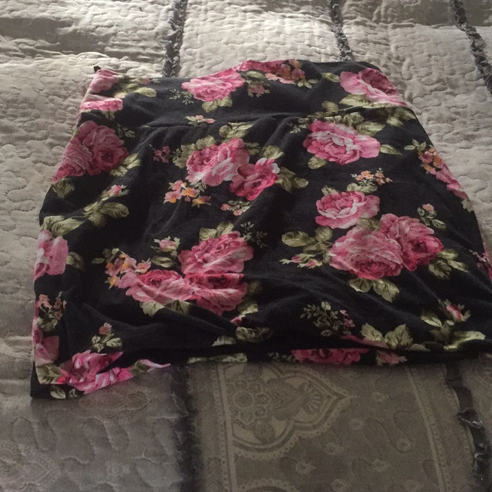 Short pink and black rose floral skirt